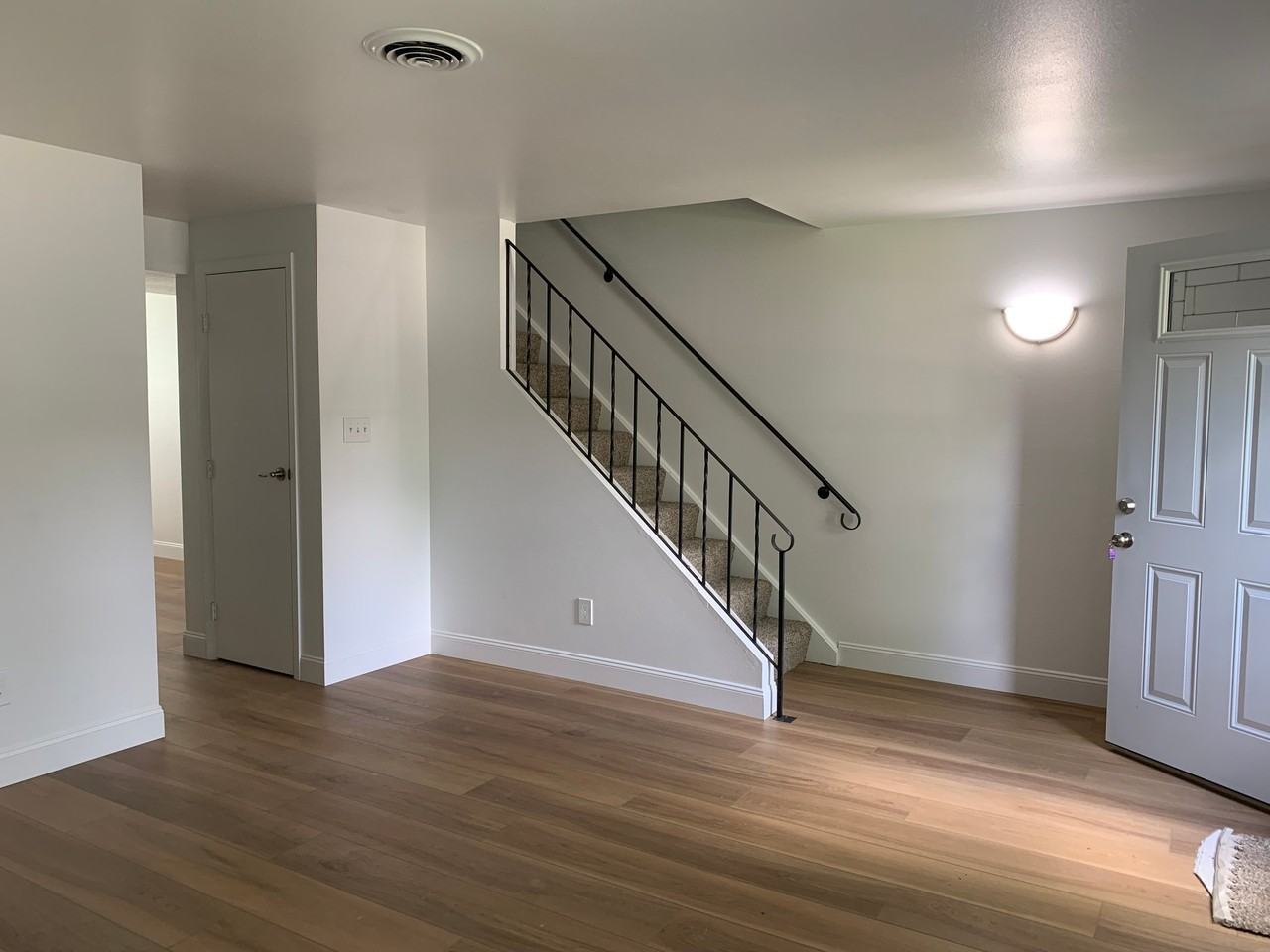 1624 Williamsburg Ln N - Photo 2 of 12
