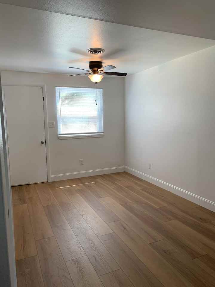 1624 Williamsburg Ln N - Photo 5 of 12