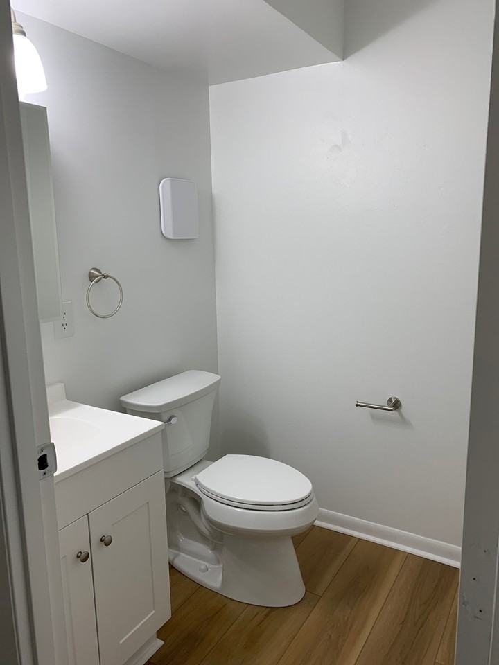 1626 Williamsburg Ln N - Photo 5 of 14
