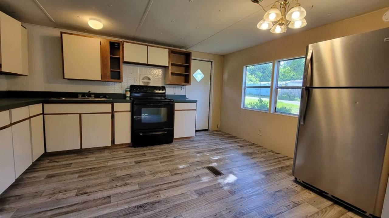 650 Se 128th Ave - Photo 2 of 13