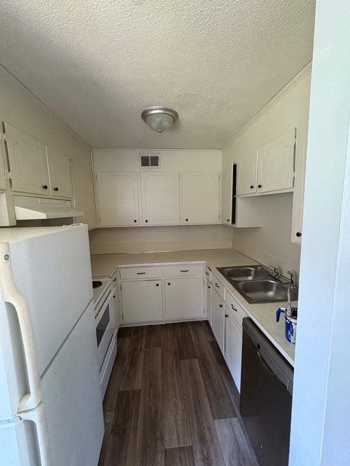 937 Kings Rd #B - Photo 3 of 10