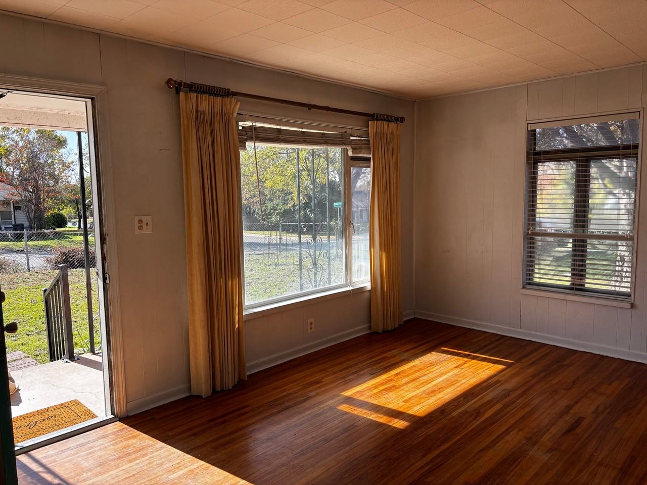 5000 Montrose Dr - Photo 5 of 18