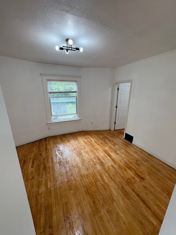 422 N 29th St - Photo 2 of 5