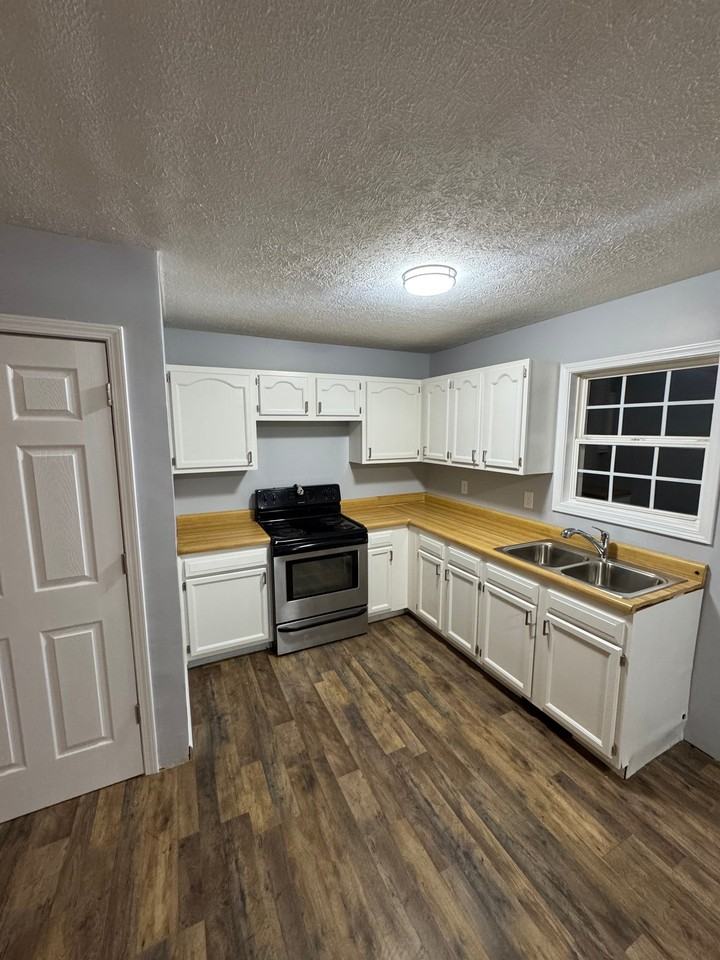 1211 Redbud St - Photo 3 of 19
