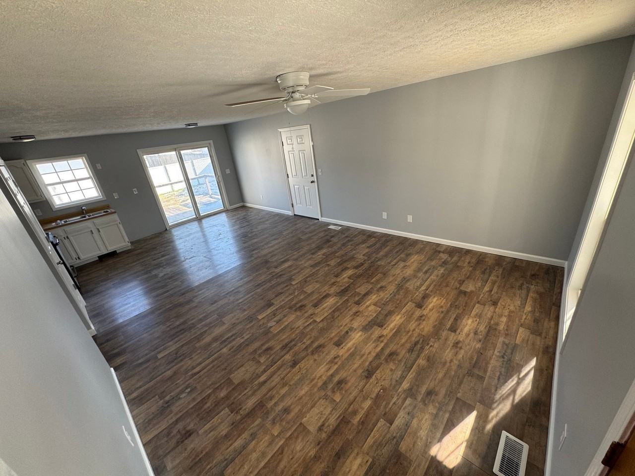 1211 Redbud St - Photo 4 of 19