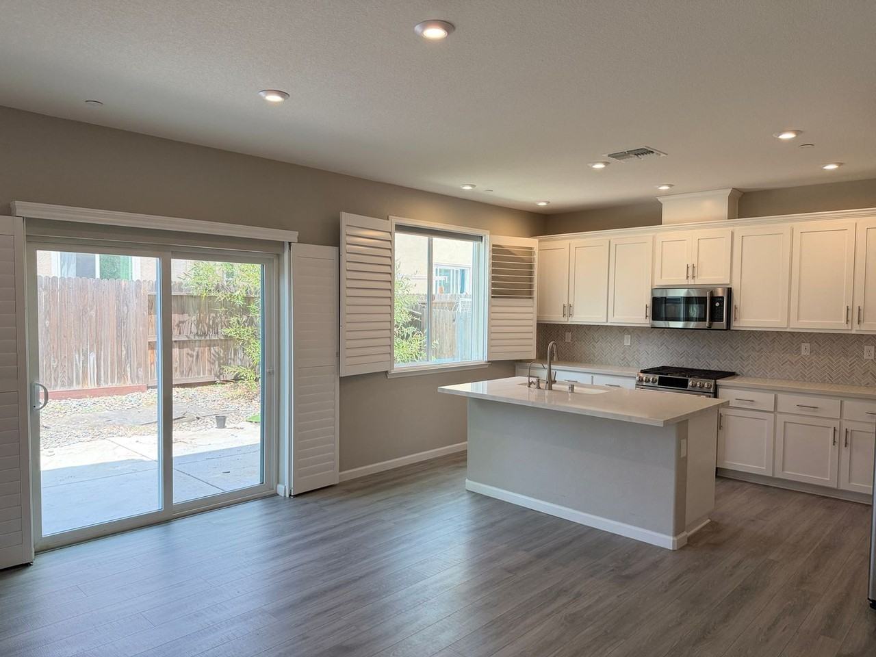 700 Apricot Cir - Photo 3 of 36