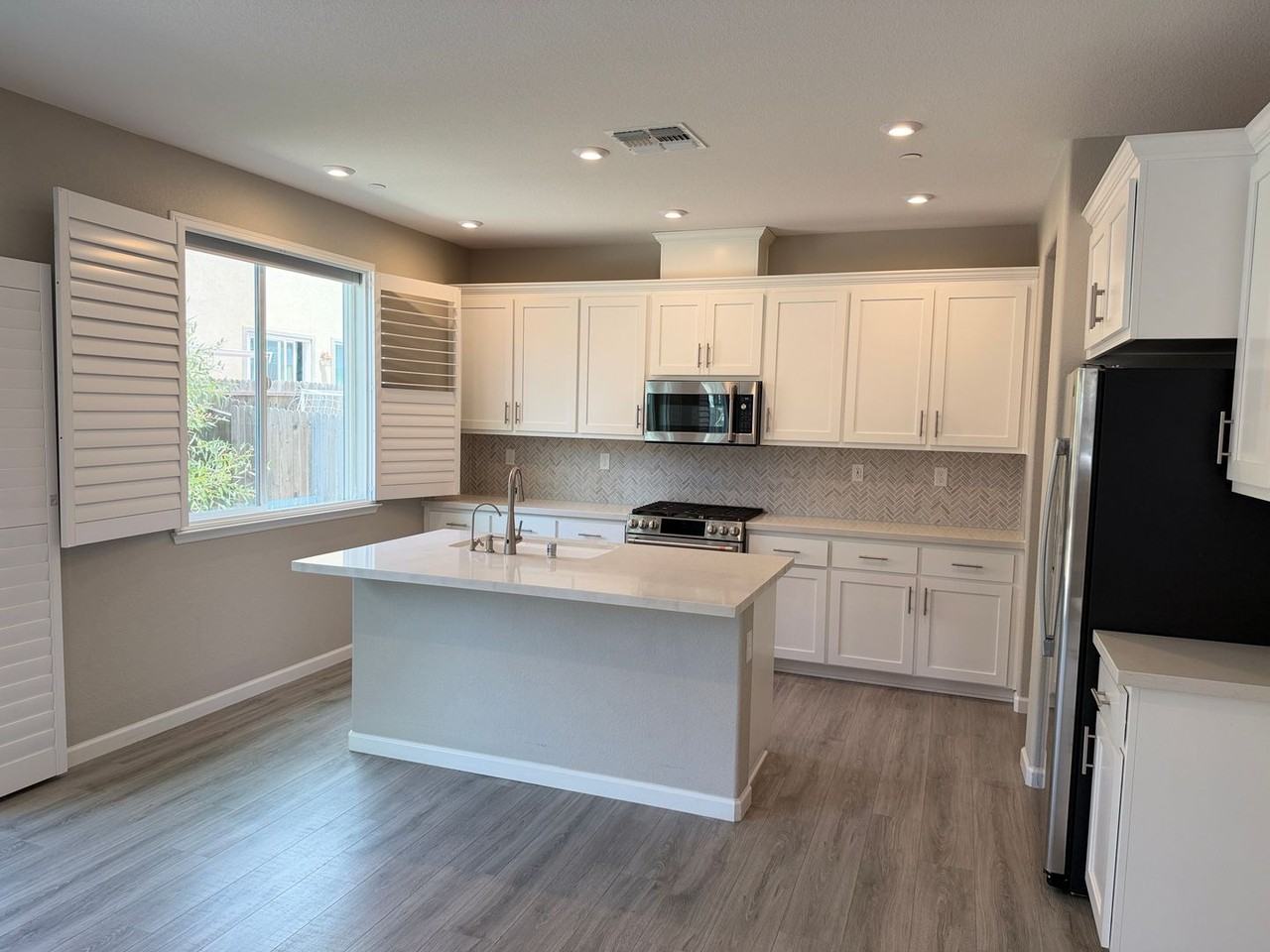700 Apricot Cir - Photo 4 of 36