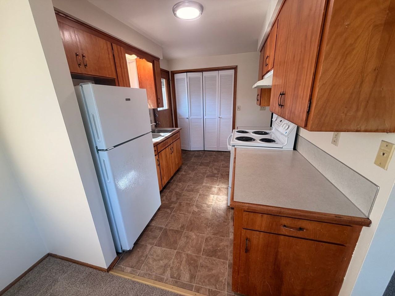 1256 Beach Ave - Photo 2 of 13