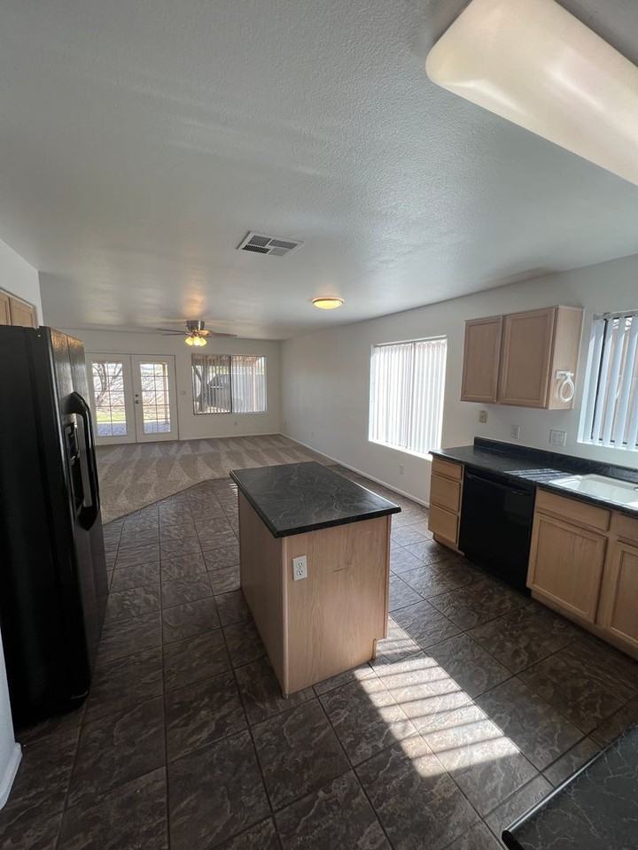 20401 N 37th Ave - Photo 6 of 37