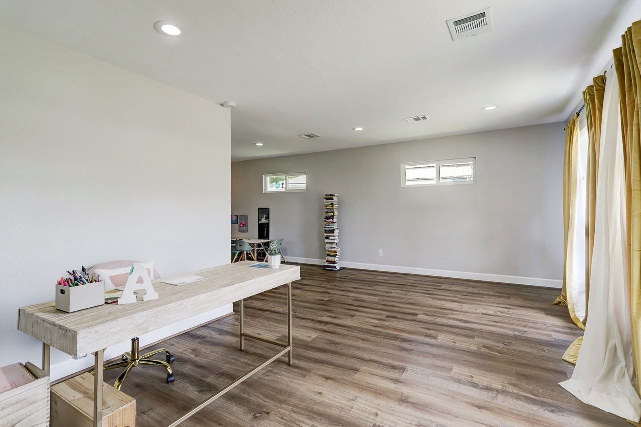 5146 Stuyvesant Ln - Photo 4 of 18