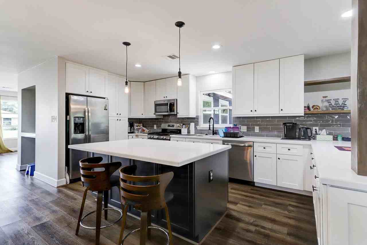 5146 Stuyvesant Ln - Photo 6 of 18