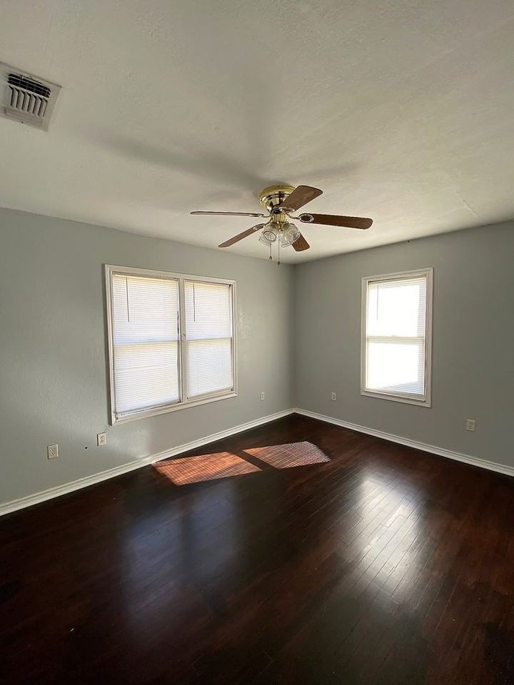 225 Saint Johns St - Photo 3 of 9