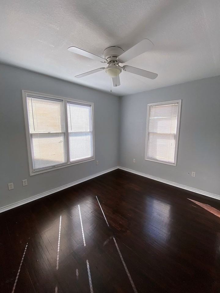 225 Saint Johns St - Photo 4 of 9