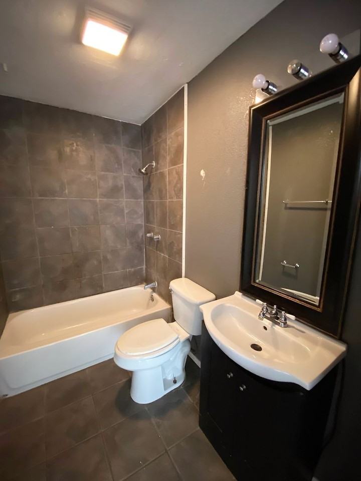 225 Saint Johns St - Photo 5 of 9