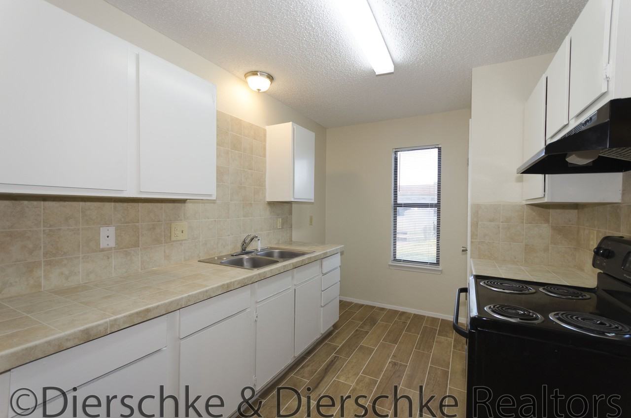 830 Van Zandt St - Photo 3 of 15