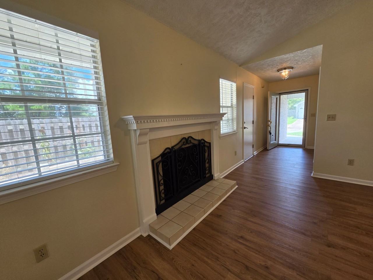 4012 Woodridge Rd - Photo 3 of 26