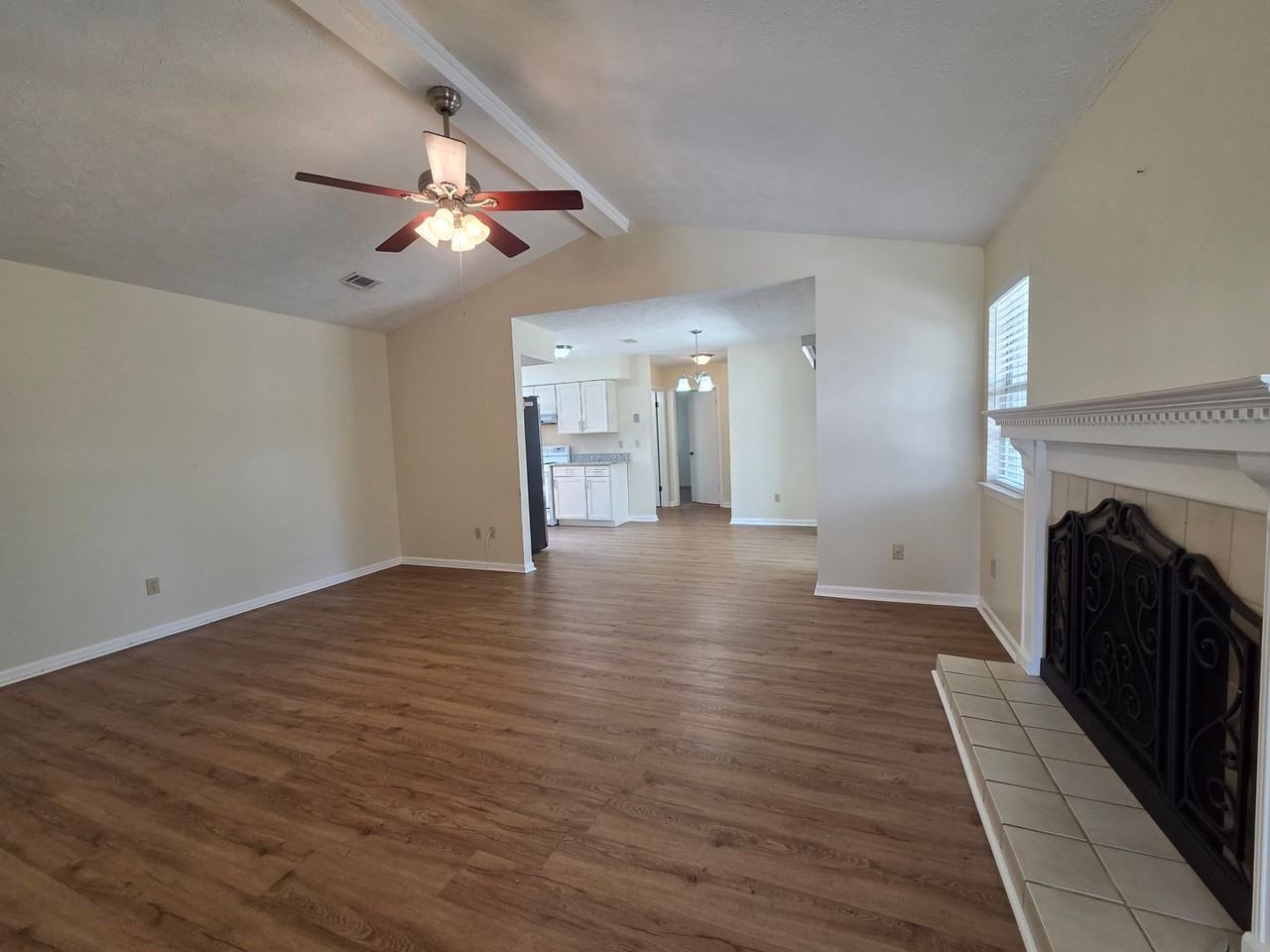 4012 Woodridge Rd - Photo 4 of 26