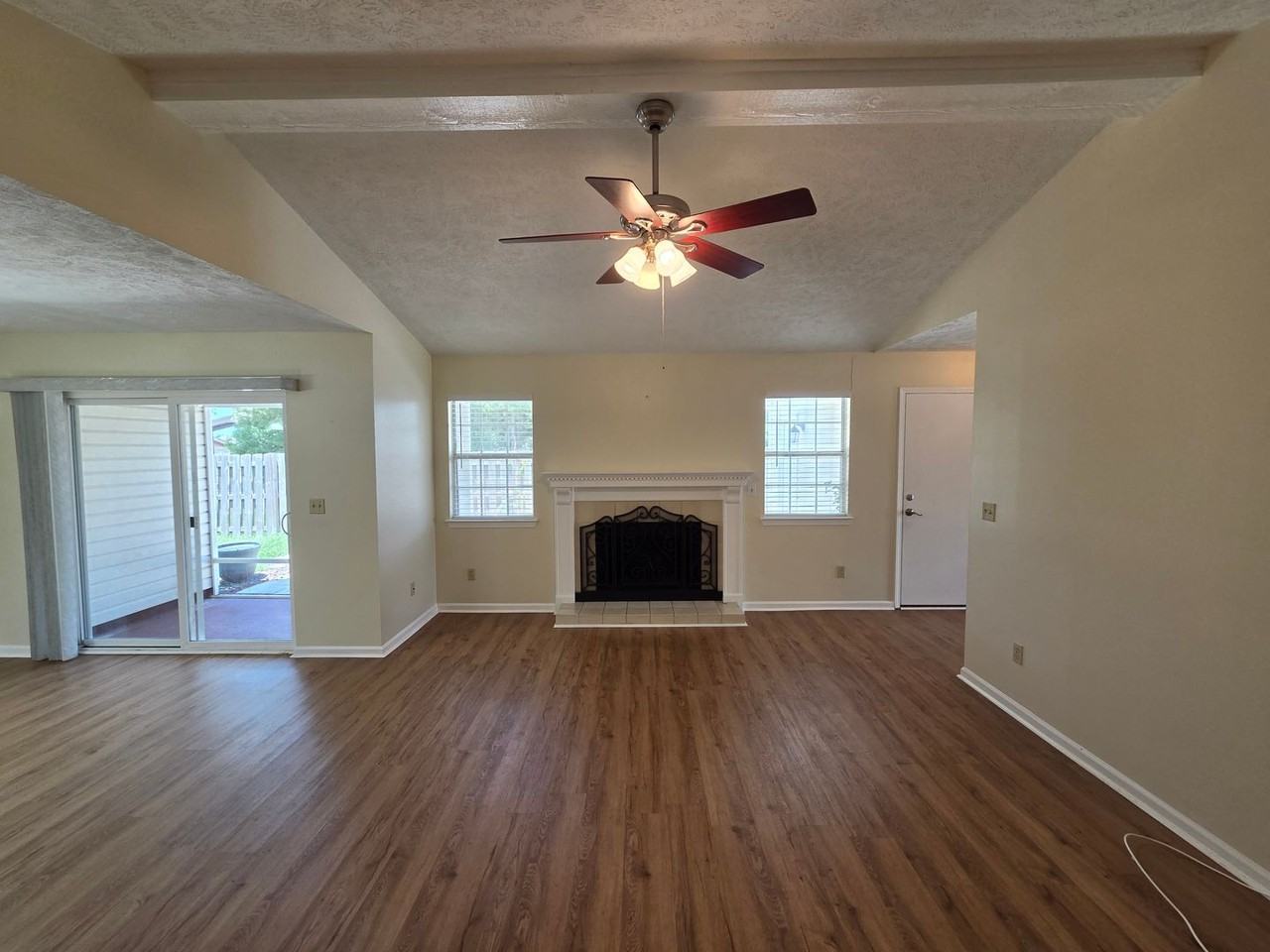 4012 Woodridge Rd - Photo 5 of 26