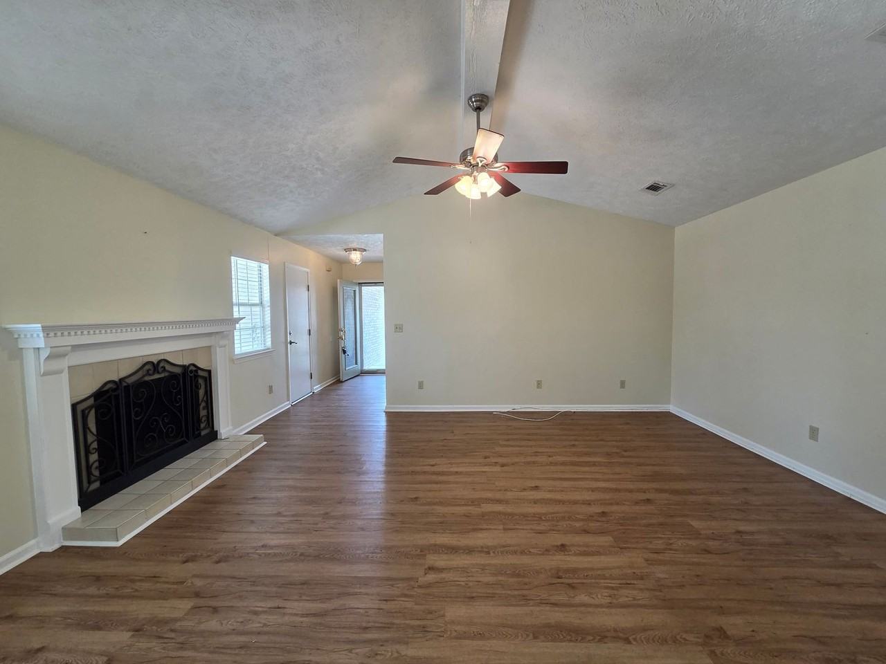 4012 Woodridge Rd - Photo 6 of 26