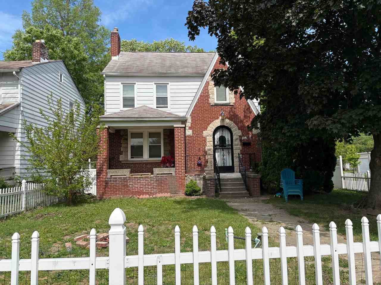 516 Wrexham Ave - Photo 2 of 20