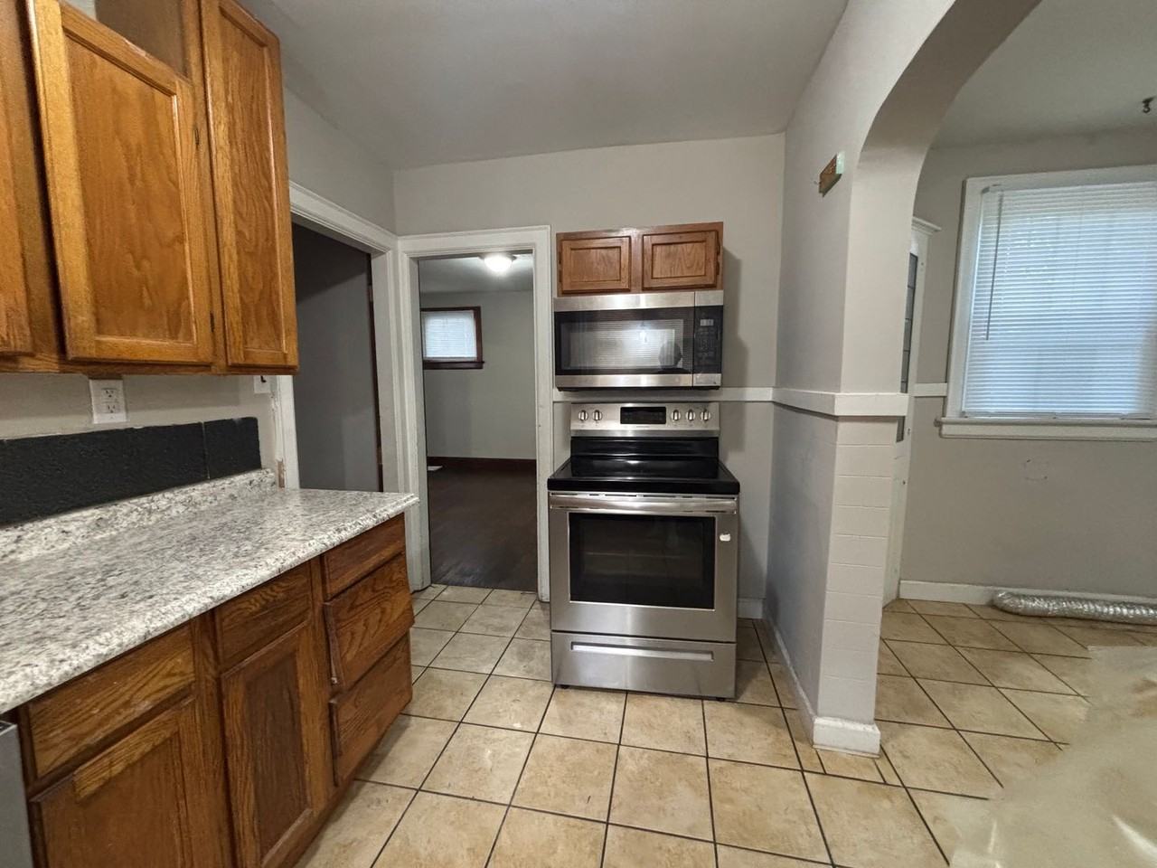 516 Wrexham Ave - Photo 4 of 20