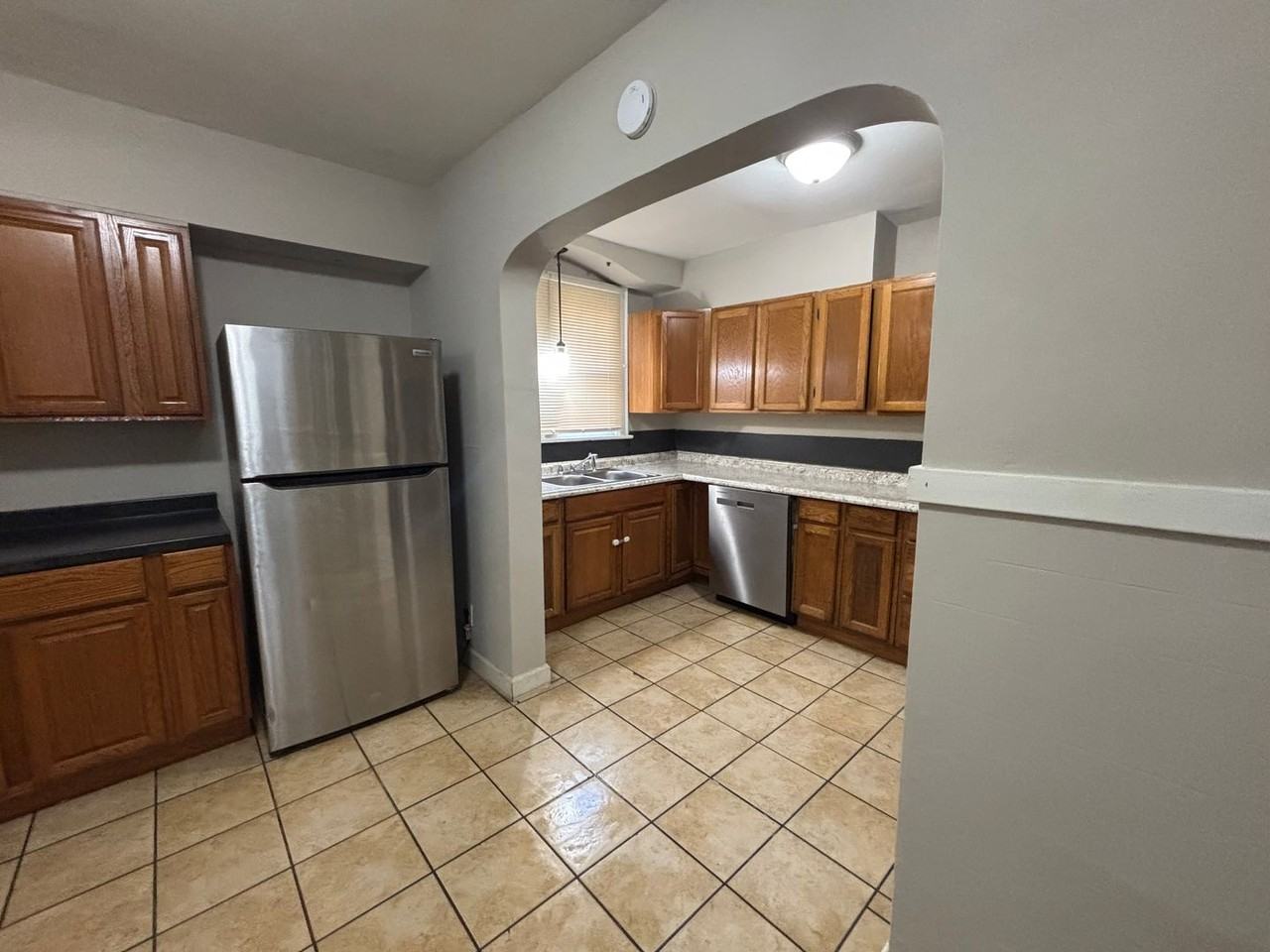 516 Wrexham Ave - Photo 5 of 20