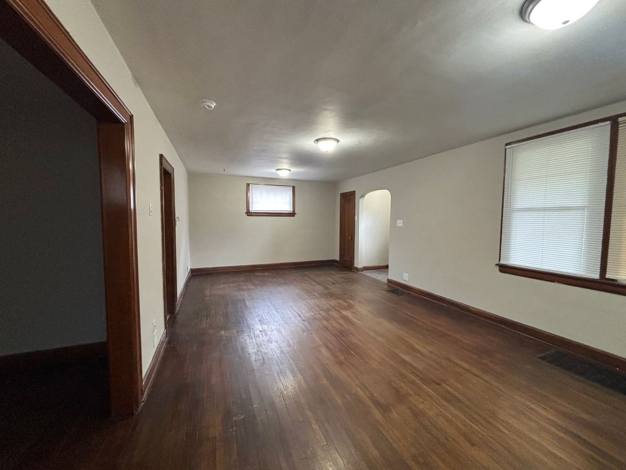 516 Wrexham Ave - Photo 7 of 20