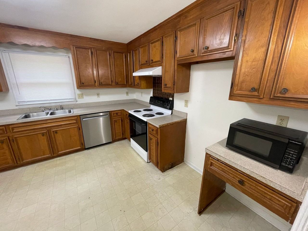 408 Sunset Dr - Photo 5 of 19