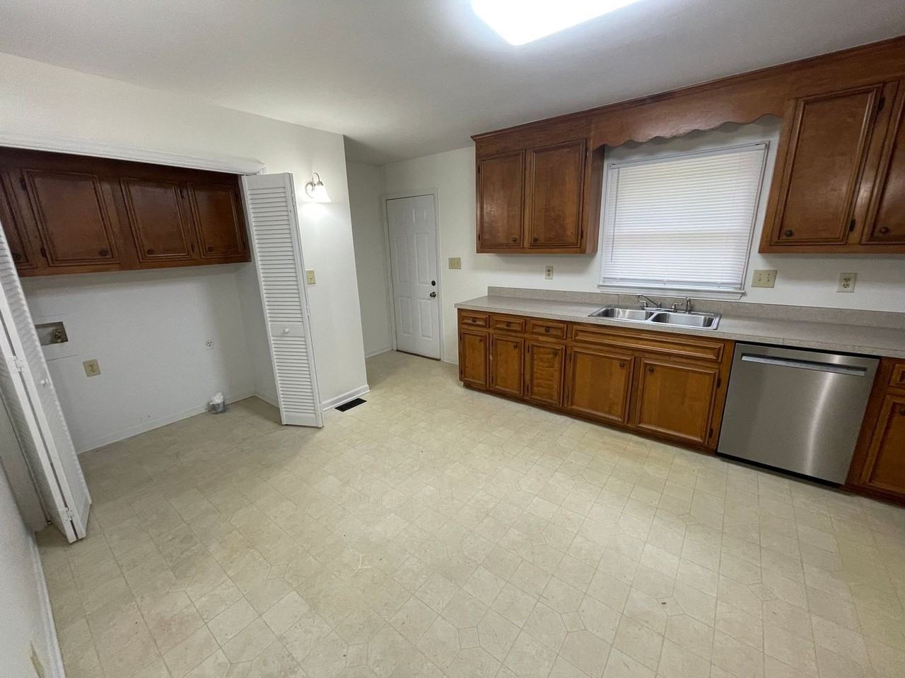 408 Sunset Dr - Photo 7 of 19
