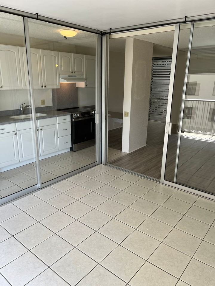 1226 Alexander St #802 - Photo 7 of 25