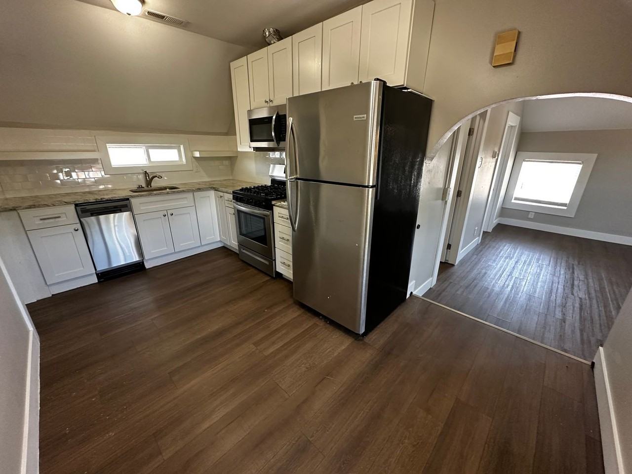 1104 7th Ave Se - Photo 2 of 7