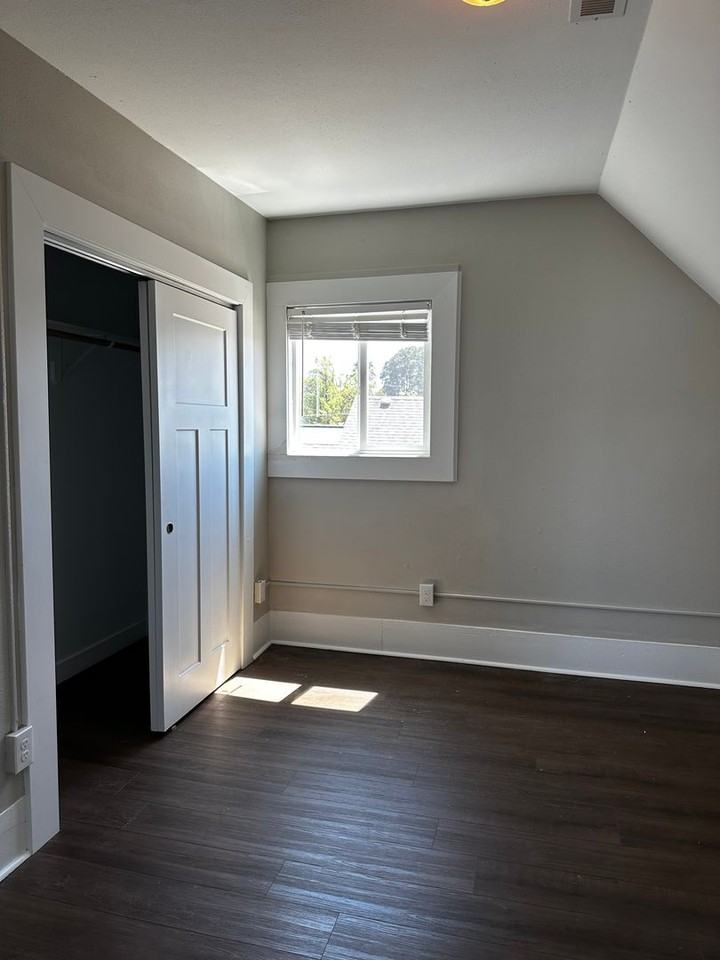 1104 7th Ave Se - Photo 3 of 7