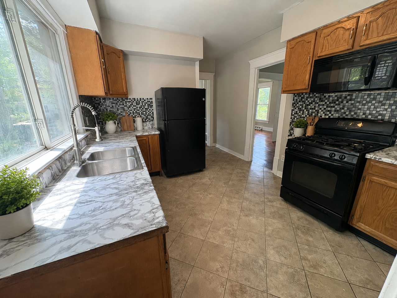 975 Raymond St - Photo 4 of 16