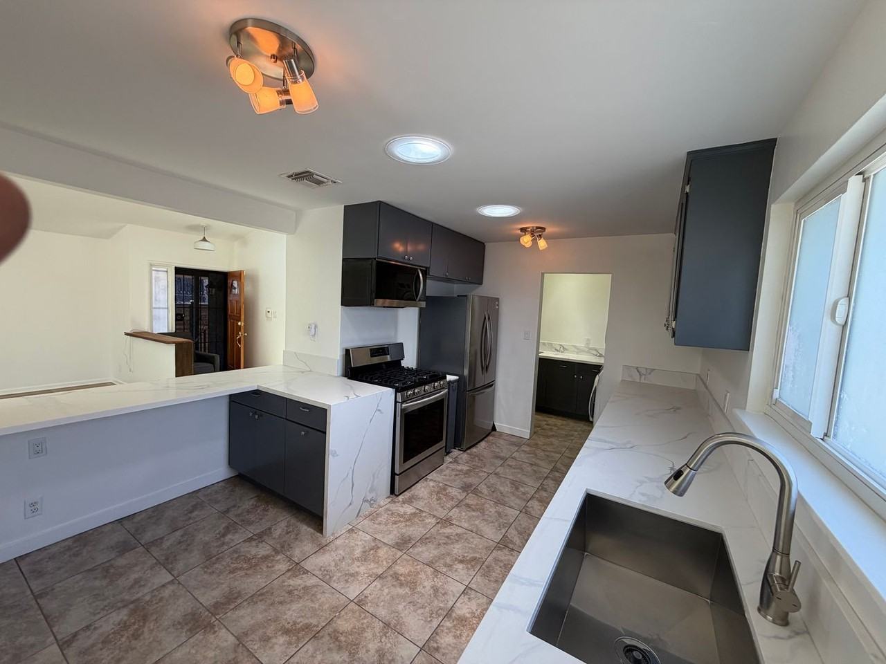 3112 S La Salle Ave - Photo 3 of 17