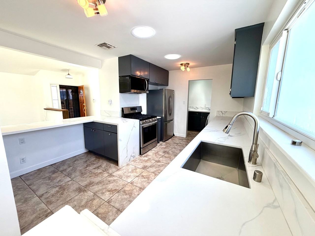 3112 S La Salle Ave - Photo 5 of 17
