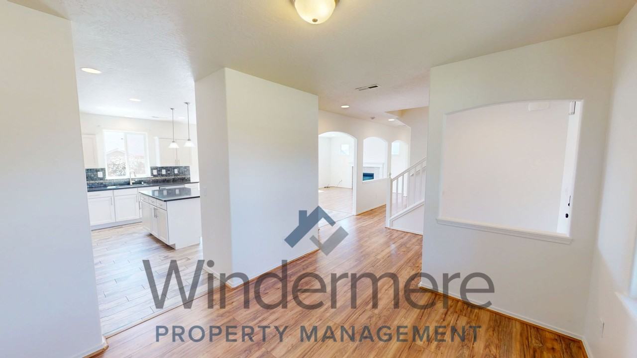 229 Kokanee Dr - Photo 4 of 20