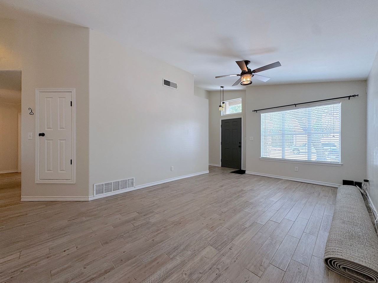 848 Sunset Park Dr - Photo 4 of 33