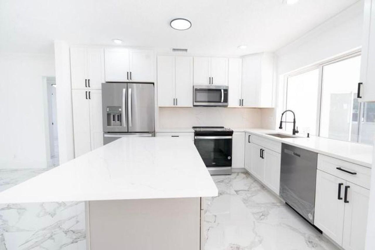 1070 Sw 18th St - Photo 2 of 11