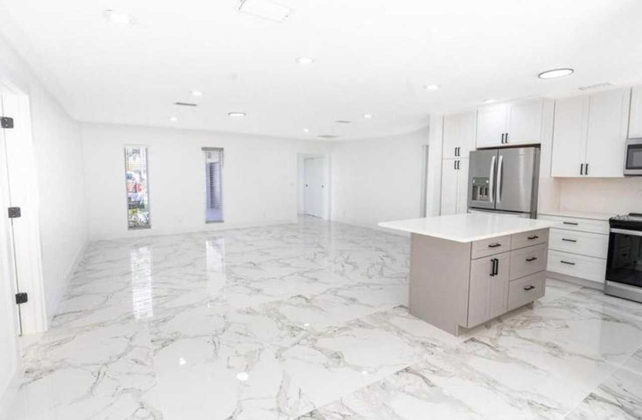 1070 Sw 18th St - Photo 4 of 11