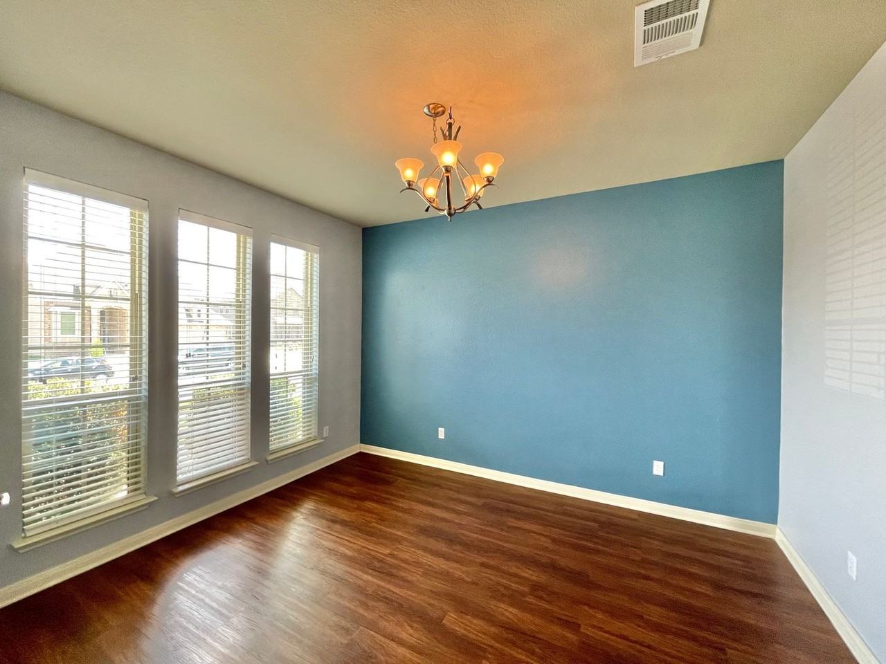 3607 Rusack Dr - Photo 4 of 37