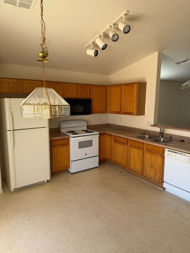1225 W Darrel Rd - Photo 7 of 19