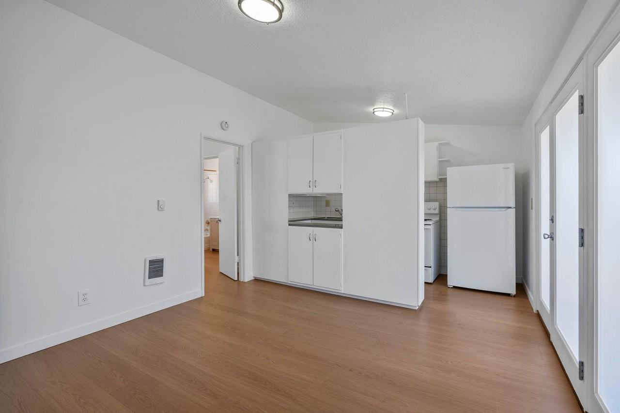 460 N Broadway St #472 - Photo 4 of 27