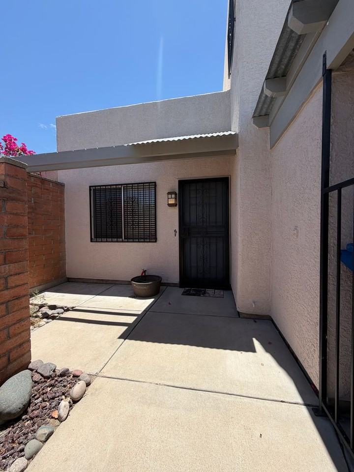 2825 N Adelaide Pl - Photo 3 of 26