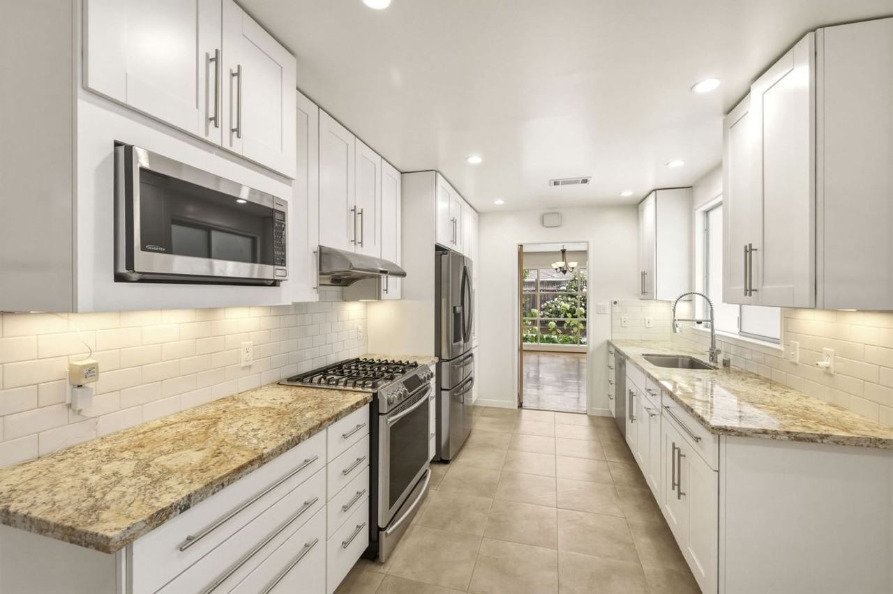 889 Embarcadero Rd - Photo 5 of 15