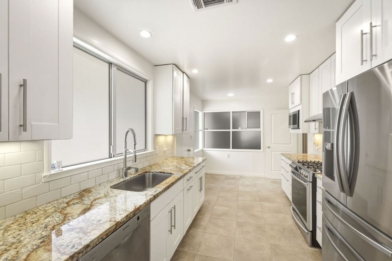 889 Embarcadero Rd - Photo 6 of 15