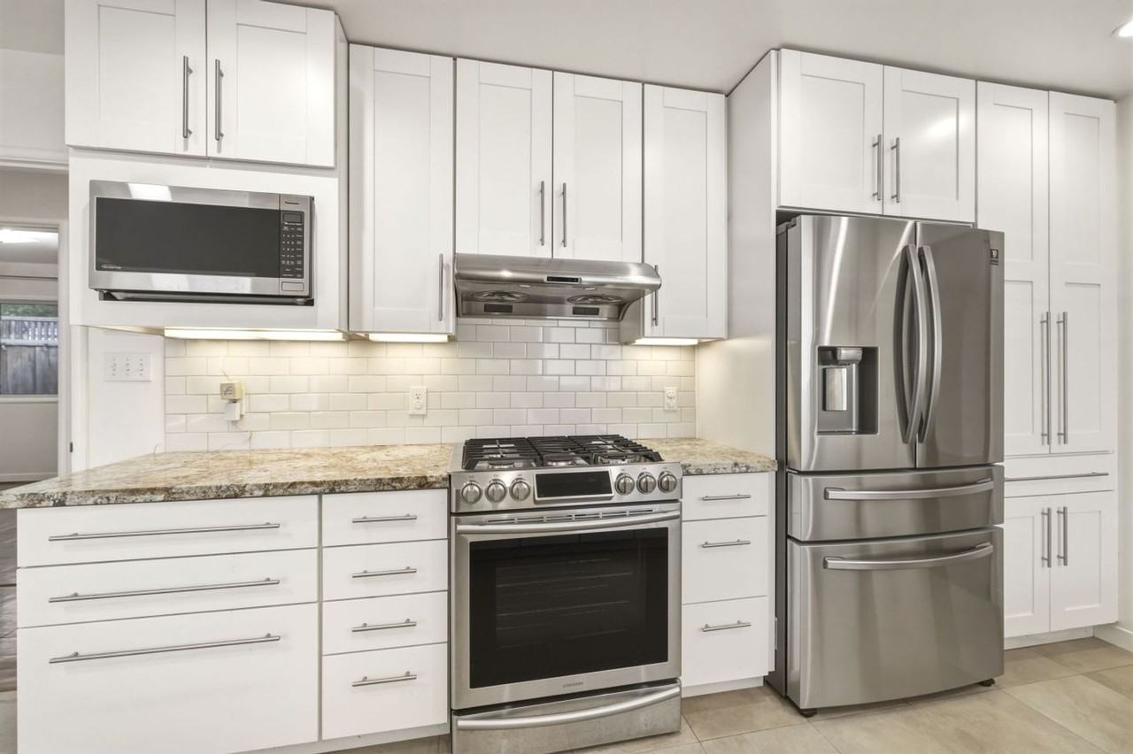 889 Embarcadero Rd - Photo 7 of 15