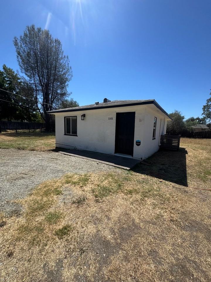 1101 Hawthorne Ave - Photo 2 of 12