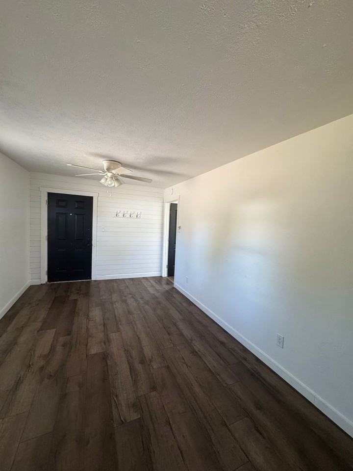 1101 Hawthorne Ave - Photo 3 of 12