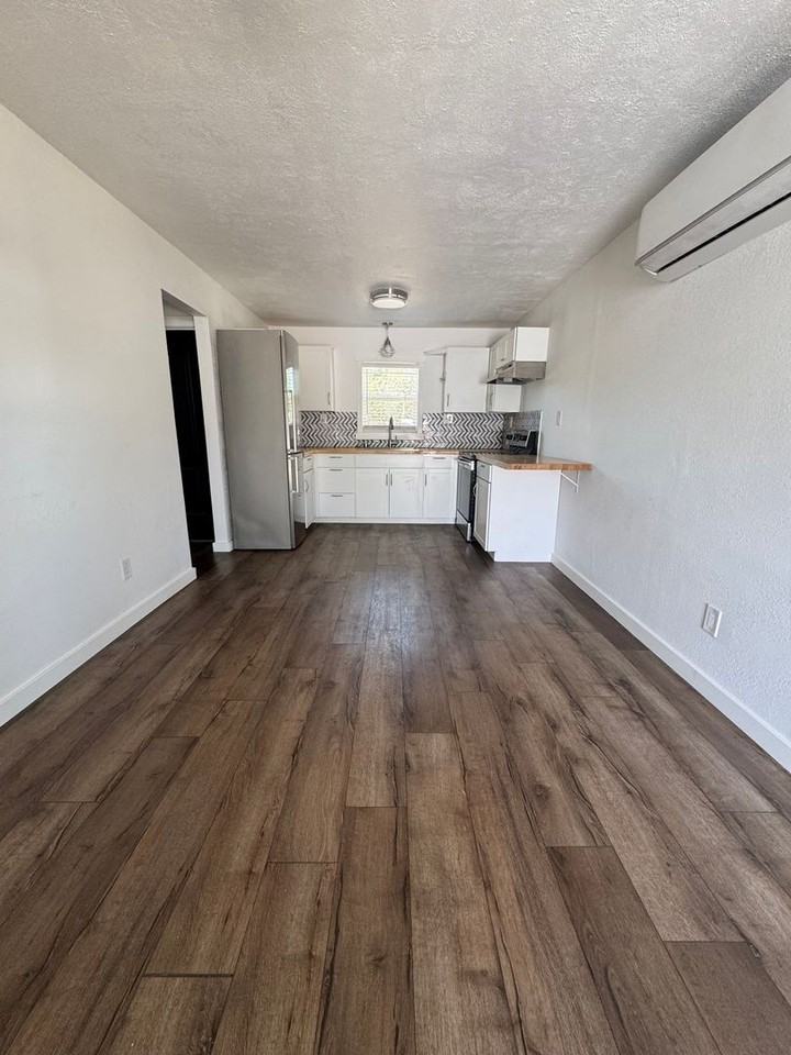 1101 Hawthorne Ave - Photo 4 of 12