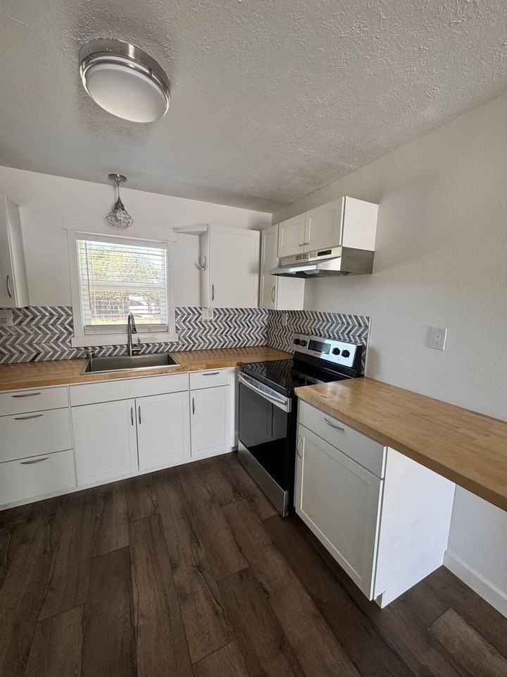 1101 Hawthorne Ave - Photo 5 of 12